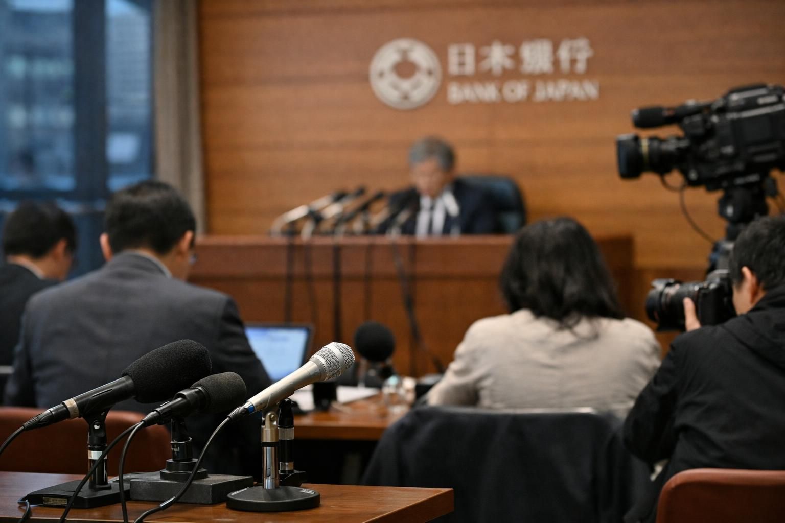日銀総裁は利上げのタイミングについて慎重な姿勢を示し、経済状況を注視しながら政策決定を進める意向を表明しました。